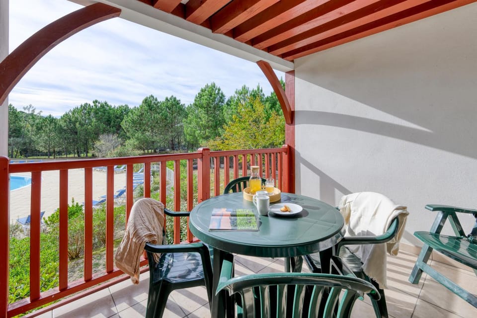Patio, Day, Natural landscape, Balcony/Terrace, Dining area