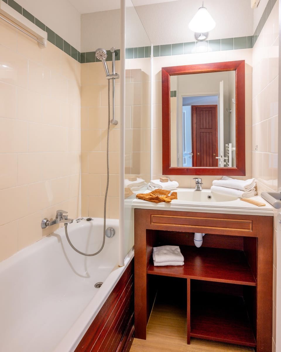 Bathroom, Bath, towels
