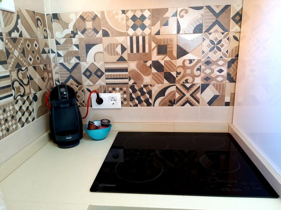 Coffee/tea facilities, Kitchen or kitchenette, stove, stove, kitchen, kitchen