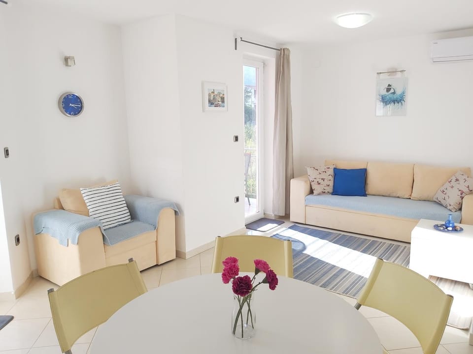 Apartment Nika, 4*, 2-bedroom, barbecue Apartment in Lika-Senj County