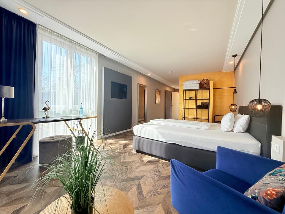 Bed, TV and multimedia, Photo of the whole room, Seating area, Bedroom