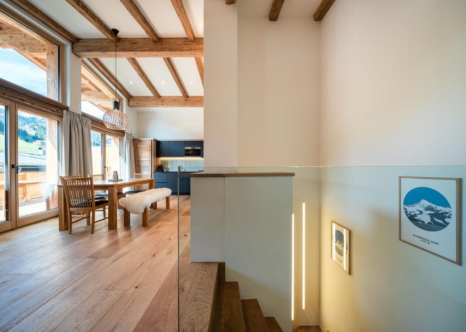 Kitchen or kitchenette, Seating area, Dining area