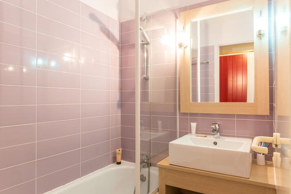 Bathroom, Bath, towels