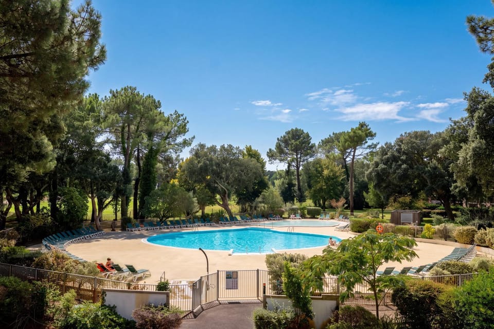 Spring, Day, Natural landscape, Garden, Swimming pool, sunbed