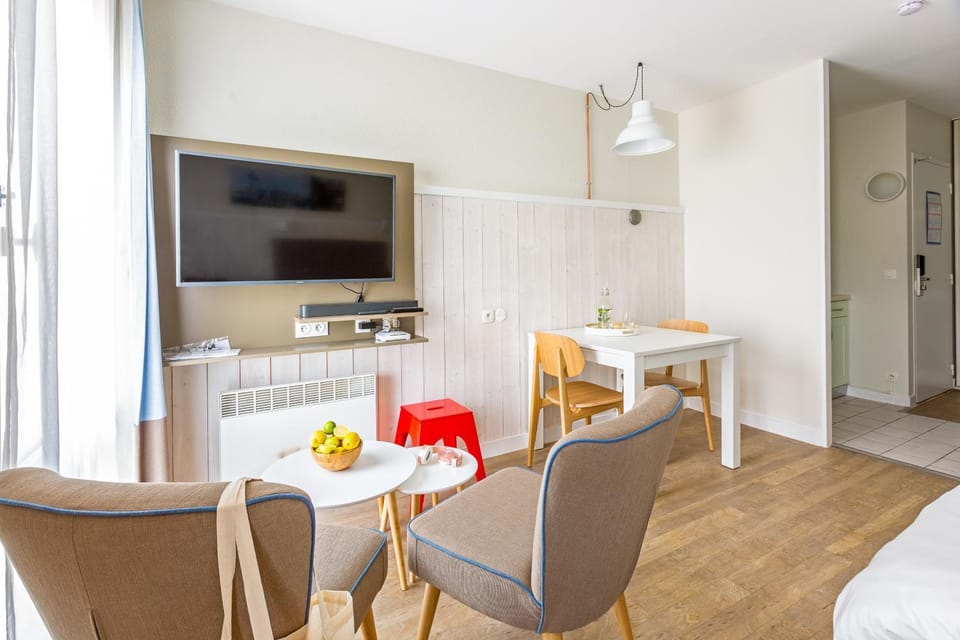Bed, TV and multimedia, Kitchen or kitchenette, Living room, Food and drinks, Photo of the whole room, Seating area, Dining area, Bedroom, Food, minibar