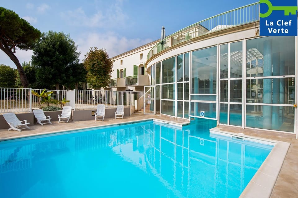Property building, Patio, Day, Pool view, Swimming pool, sunbed