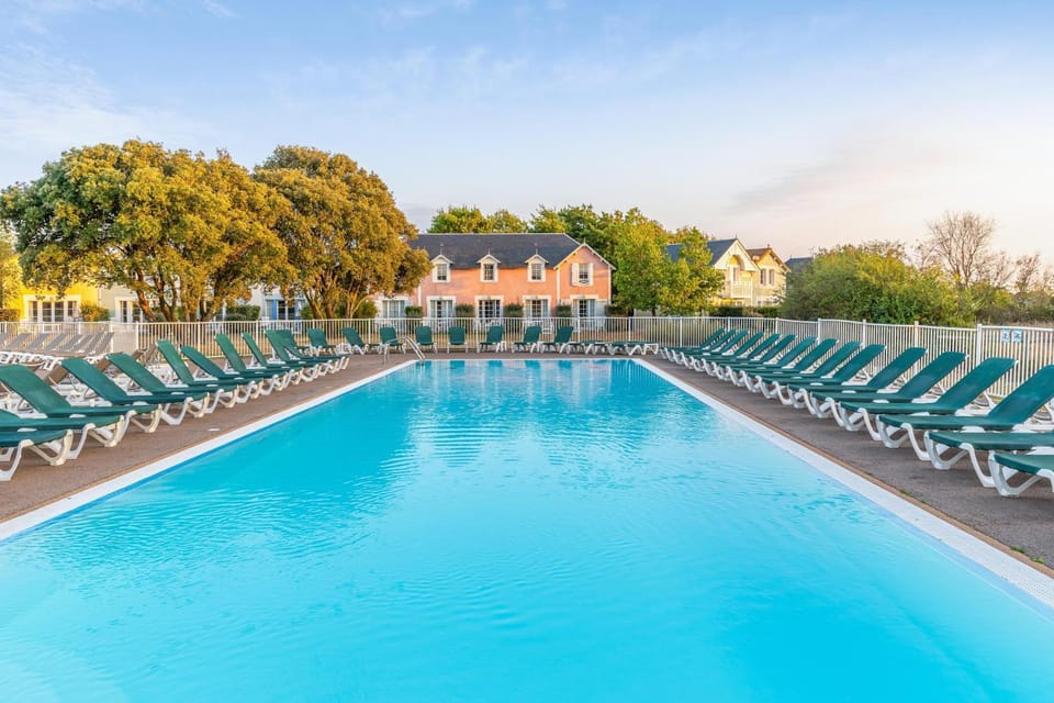Day, Summer, Pool view, Swimming pool, sunbed