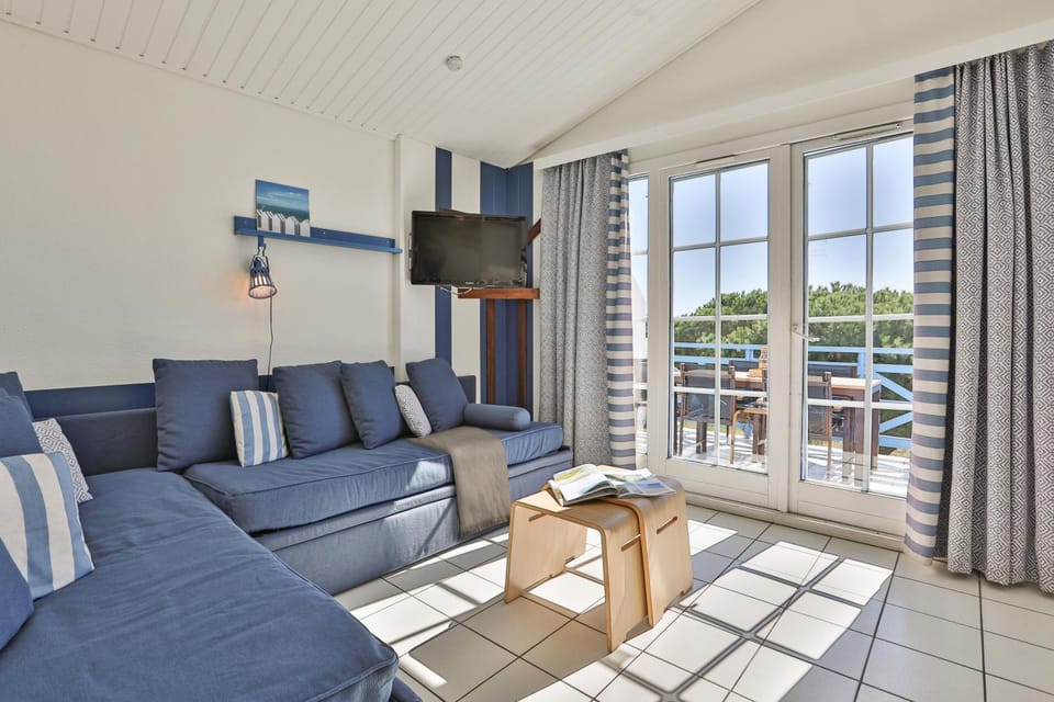 Communal lounge/ TV room, TV and multimedia, View (from property/room), Balcony/Terrace, Living room, Seating area, Evening entertainment