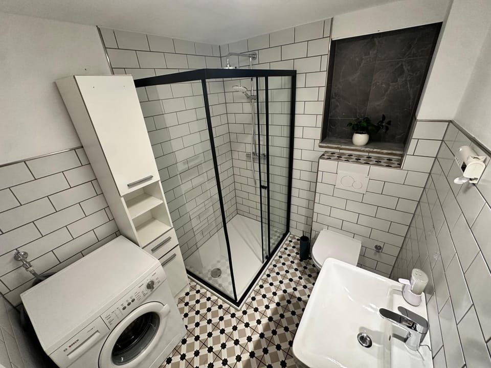 Shower, Toilet, Bathroom, bidet, towels