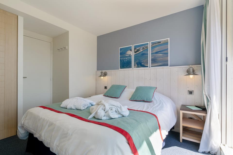 Bed, Photo of the whole room, Bedroom, towels, wardrobe