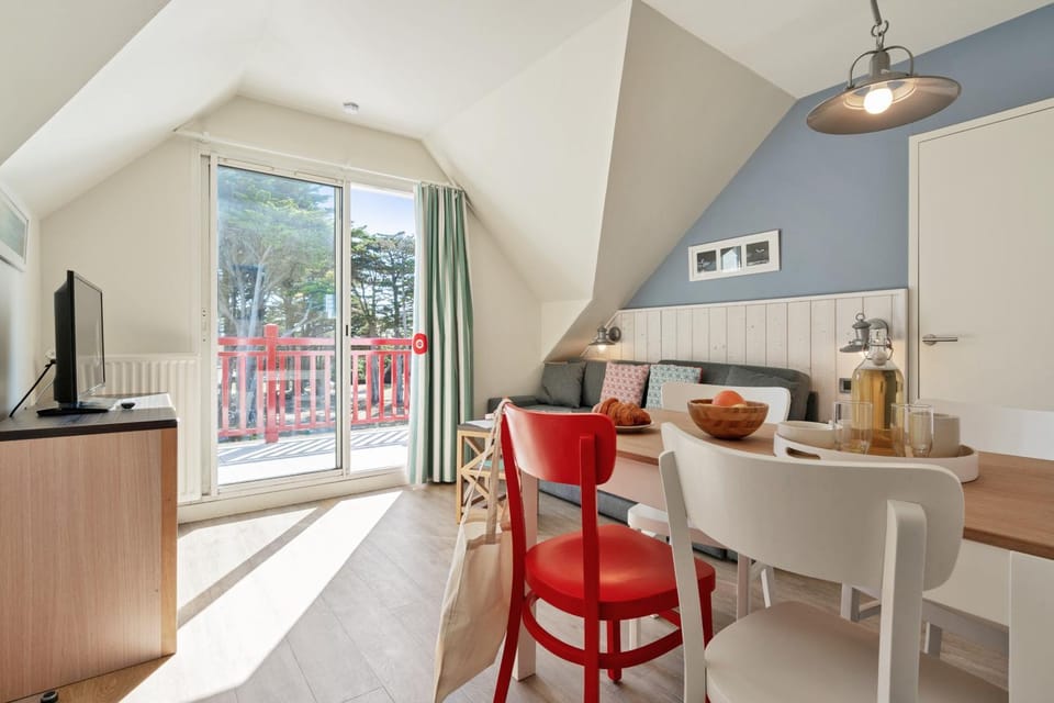 Day, Summer, TV and multimedia, Coffee/tea facilities, Balcony/Terrace, Kitchen or kitchenette, Living room, Seating area, Dining area, On site, minibar