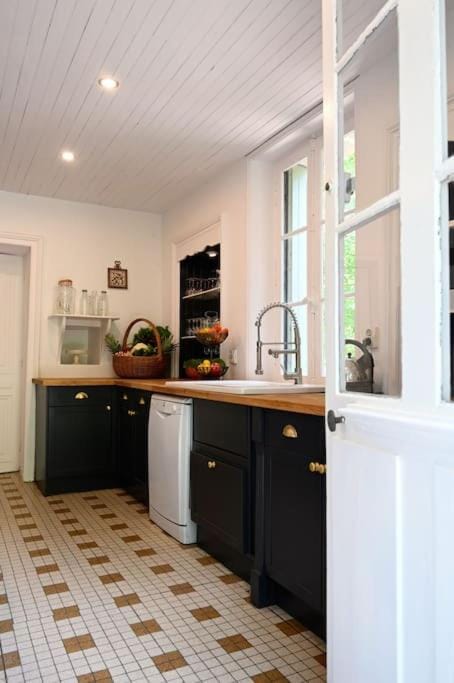 Kitchen or kitchenette, dishwasher