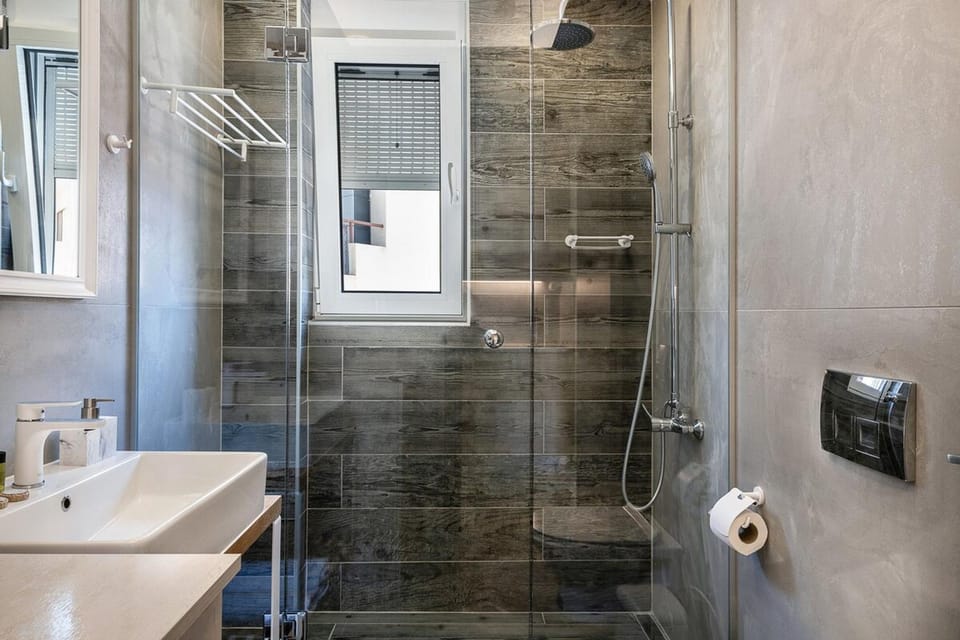 Shower, Toilet