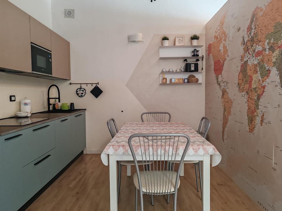 Kitchen or kitchenette, Dining area