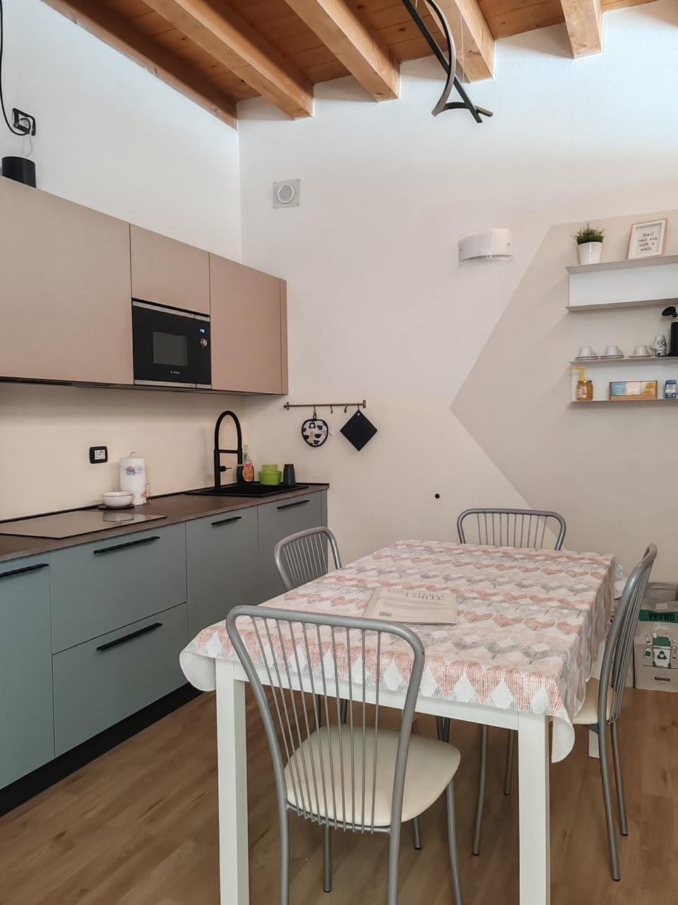 Kitchen or kitchenette, Dining area