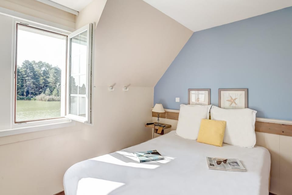 Bed, Day, Living room, Photo of the whole room, Seating area, Bedroom
