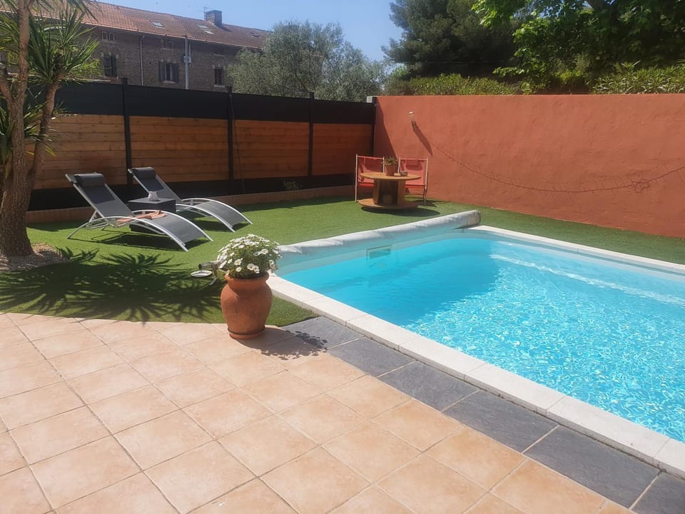 Swimming pool, sunbed