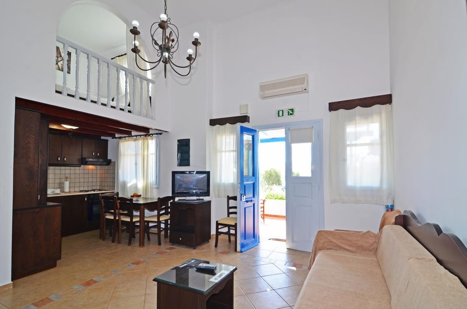 TV and multimedia, Coffee/tea facilities, Kitchen or kitchenette, Living room, Seating area, Dining area