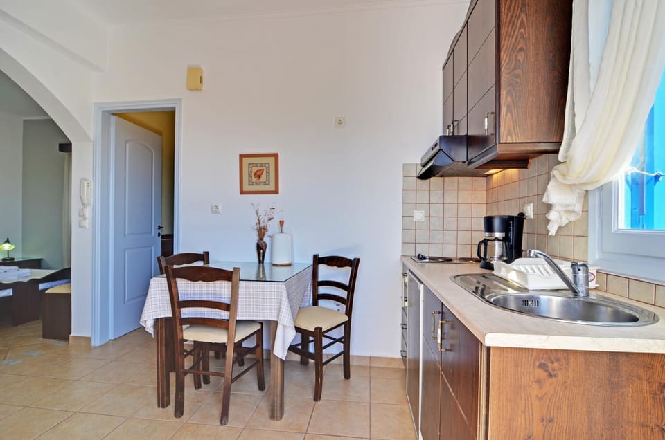 Kitchen or kitchenette, Dining area, Communal kitchen