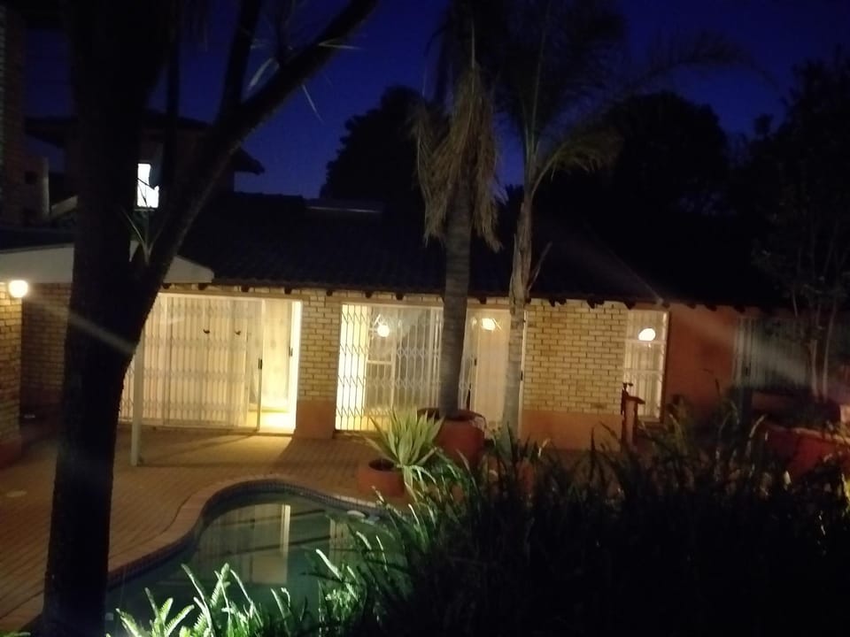 RESTFULL GUEST HOUSE Bed and Breakfast in Roodepoort