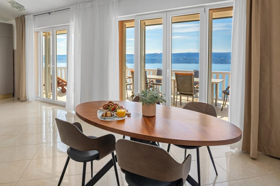 Balcony/Terrace, Kitchen or kitchenette, Dining area, Sea view