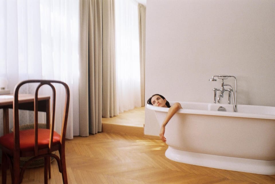 People, Photo of the whole room, Decorative detail, Seating area, Bedroom, Guests, Bath