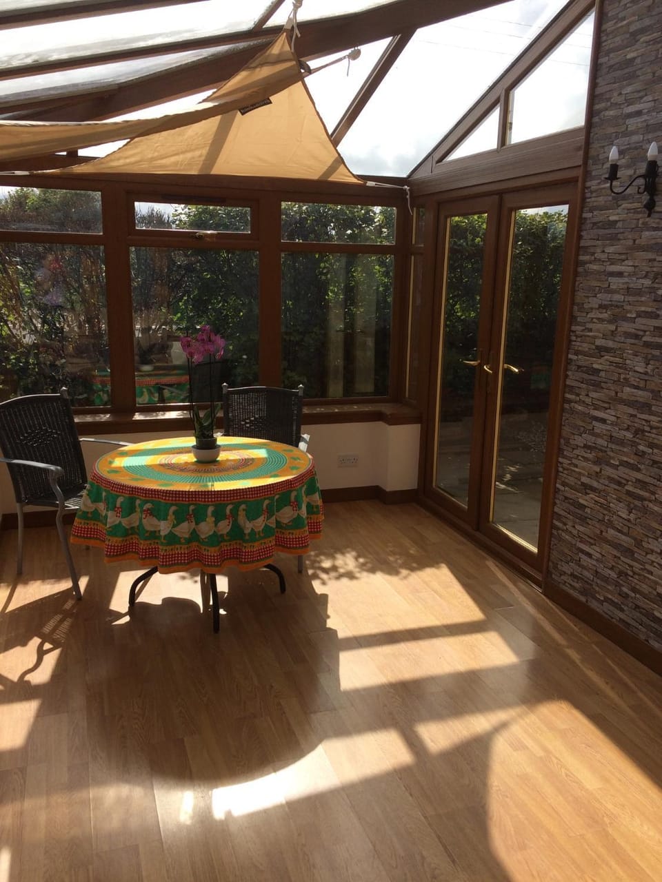 Photo of the whole room, Dining area