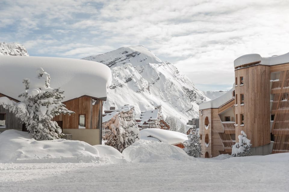 Property building, Nearby landmark, Day, Natural landscape, Winter, Mountain view