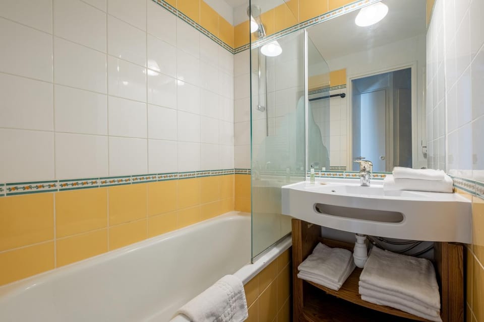 Bathroom, Bath, towels