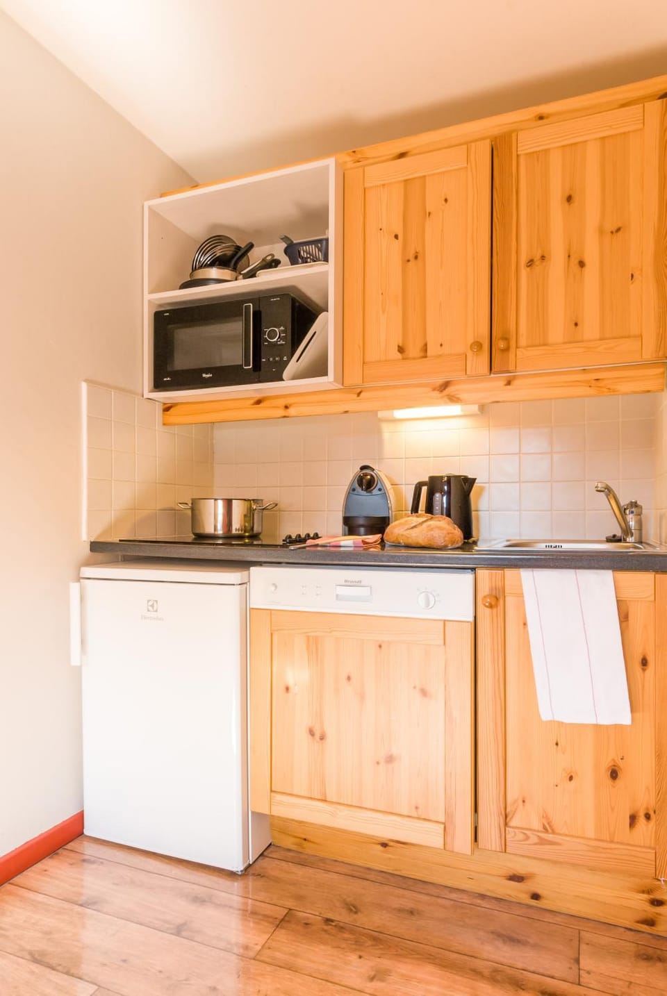 Kitchen or kitchenette, minibar, stove