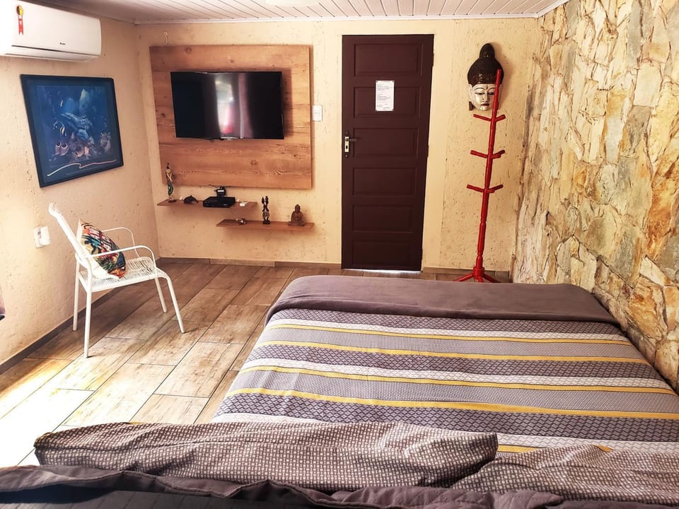 Bed, TV and multimedia, Photo of the whole room, Bedroom