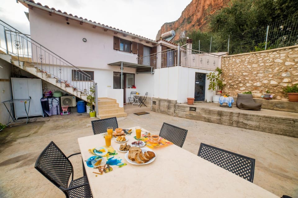 Coco & Michel House Apartment in Leonidio