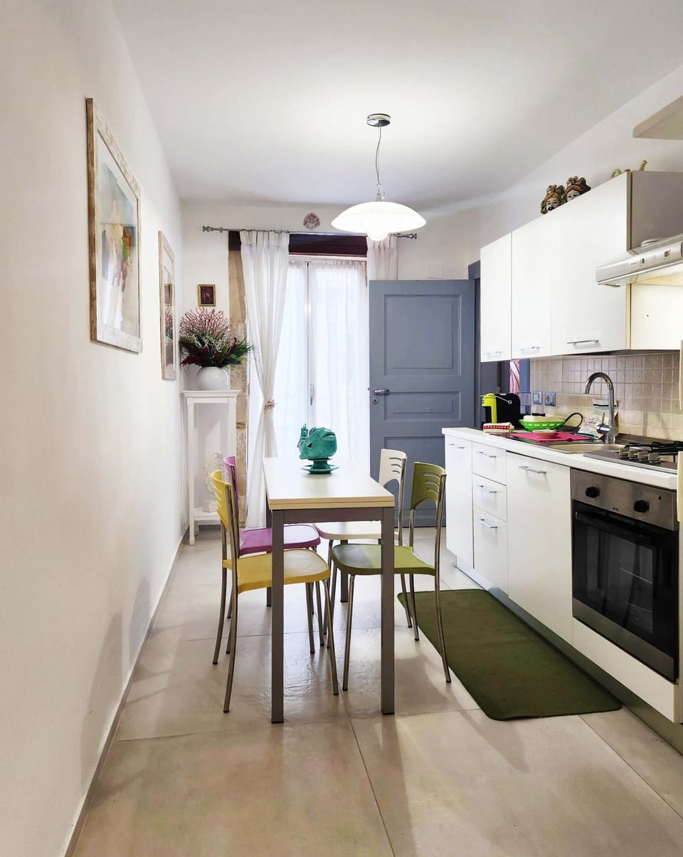 Kitchen or kitchenette, Dining area, oven