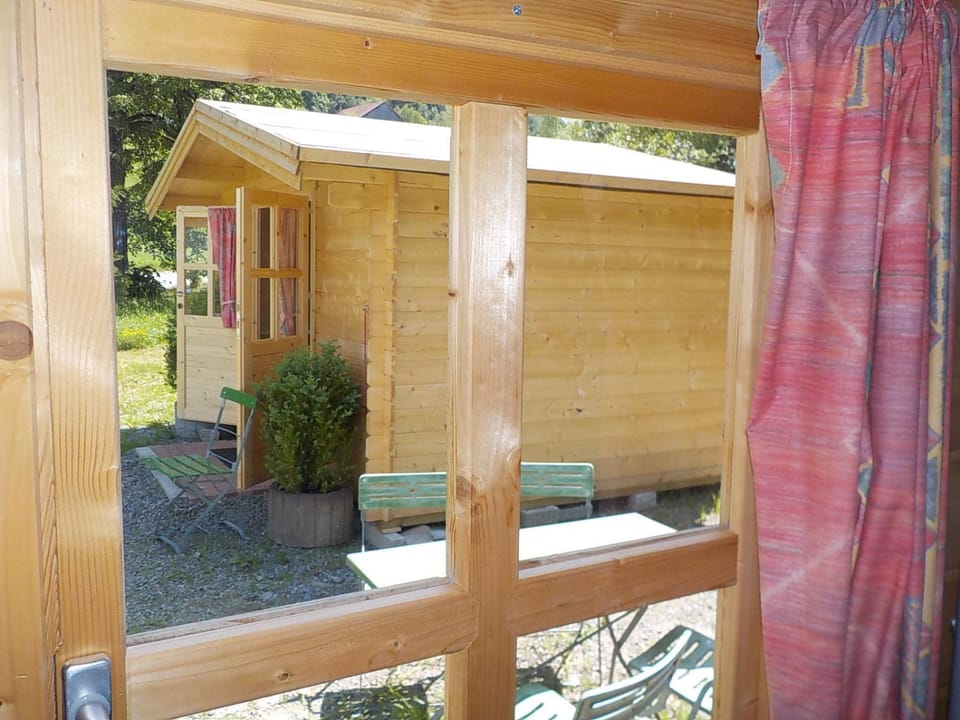 Neighbourhood, Photo of the whole room, On site