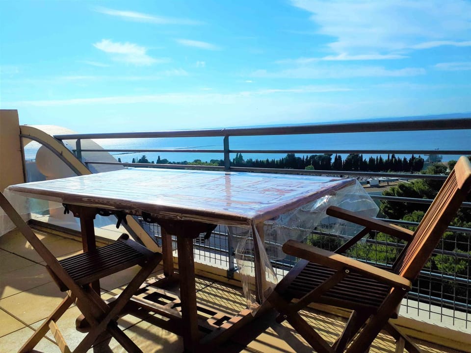 Patio, Natural landscape, View (from property/room), Balcony/Terrace, Dining area, City view, Lake view, Mountain view