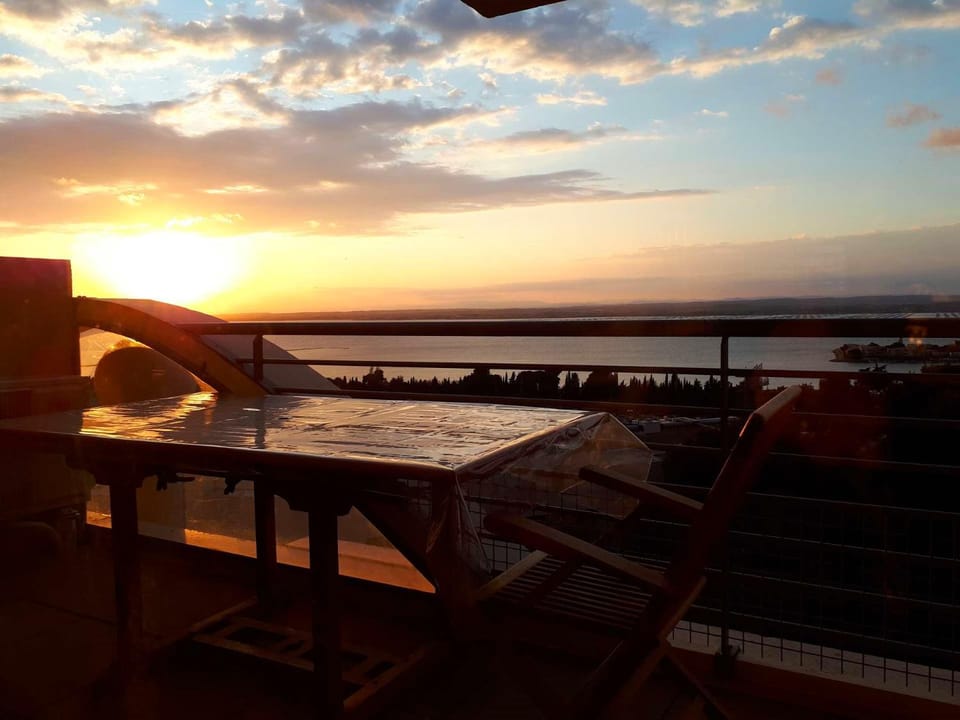 Patio, Natural landscape, View (from property/room), Balcony/Terrace, Lake view, Mountain view, Sunset