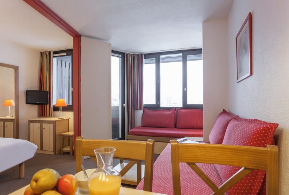 Communal lounge/ TV room, Bed, TV and multimedia, Living room, Food and drinks, Photo of the whole room, Seating area, Dining area, Evening entertainment, Bedroom, Food