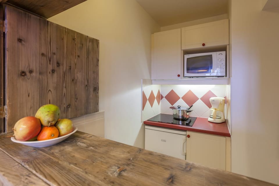 Kitchen or kitchenette, Food and drinks, Food, minibar, oven, stove