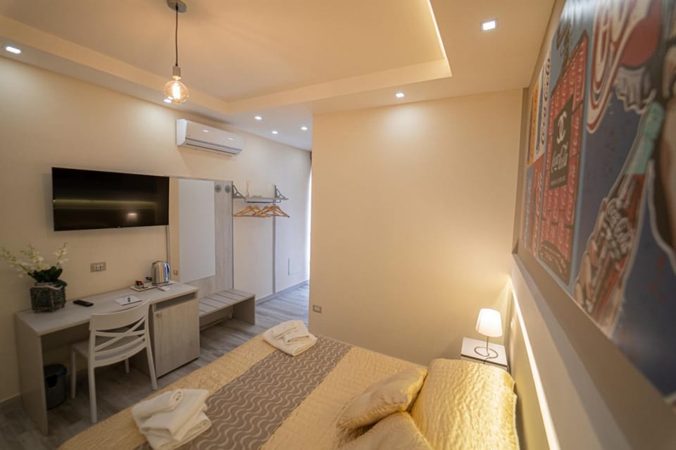 Staff, Bed, People, Other, Photo of the whole room, Decorative detail, Family