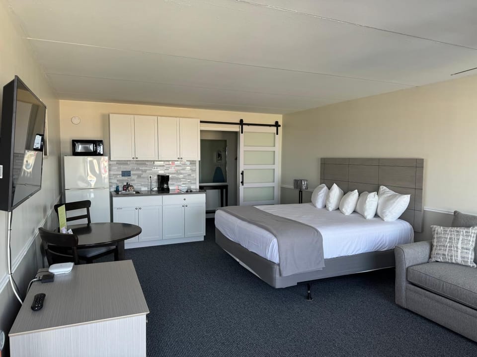 Kitchen or kitchenette, Photo of the whole room, toaster