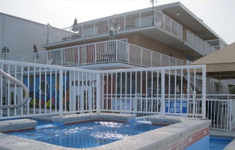Swimming pool, Swimming pool