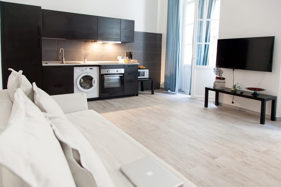 Communal lounge/ TV room, TV and multimedia, Kitchen or kitchenette, Living room, Seating area, Dining area, minibar, pet friendly, stove