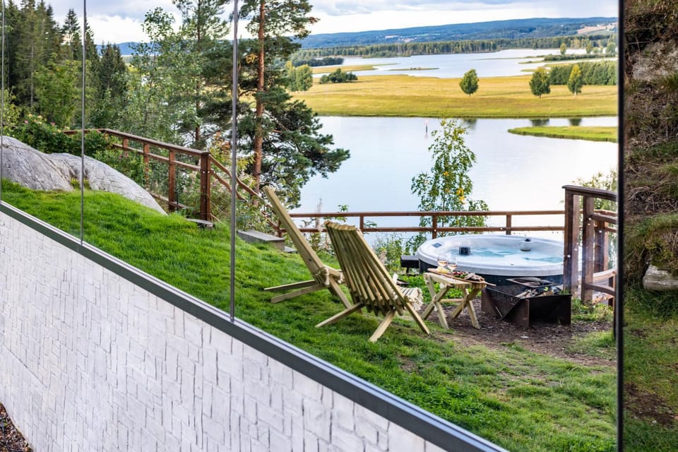 Property building, Hot Tub, Balcony/Terrace, River view