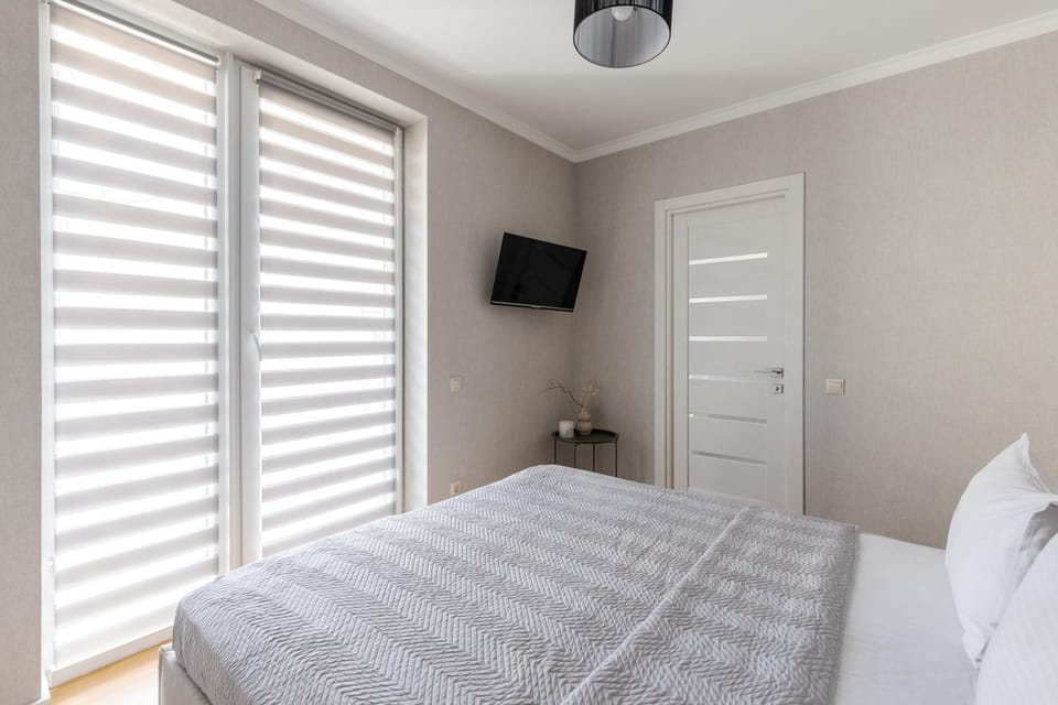 Bed, TV and multimedia, Bedroom