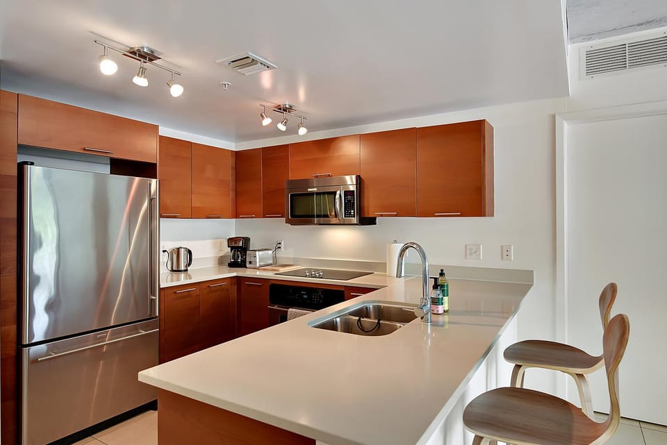 Coffee/tea facilities, Kitchen or kitchenette, Dining area, dishwasher, oven, stove, toaster
