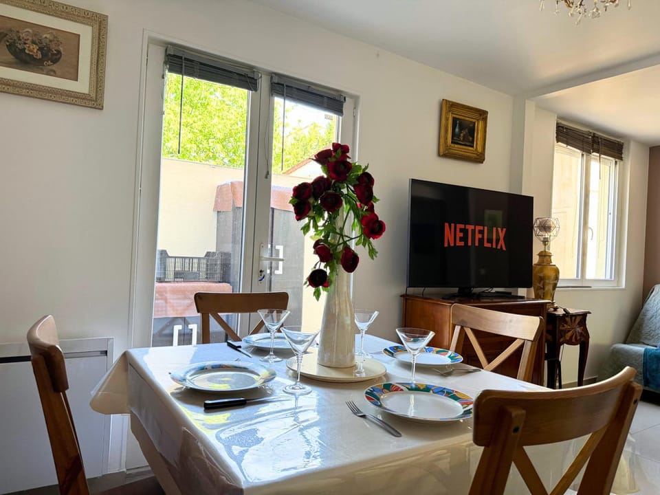 TV and multimedia, Living room, Dining area