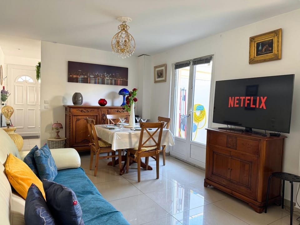 TV and multimedia, Living room, Dining area