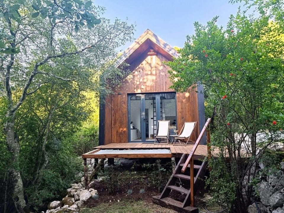 Property building, Patio, Day, Natural landscape, Garden, Garden view