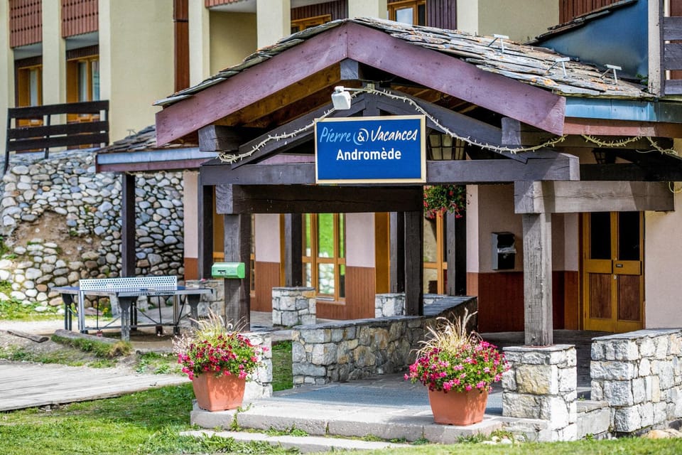 Property building, Facade/entrance, Spring, Day, Property logo or sign, Summer, Garden, Logo/Certificate/Sign, On site, Text overlay, Garden view, Street view, Certificate/Award