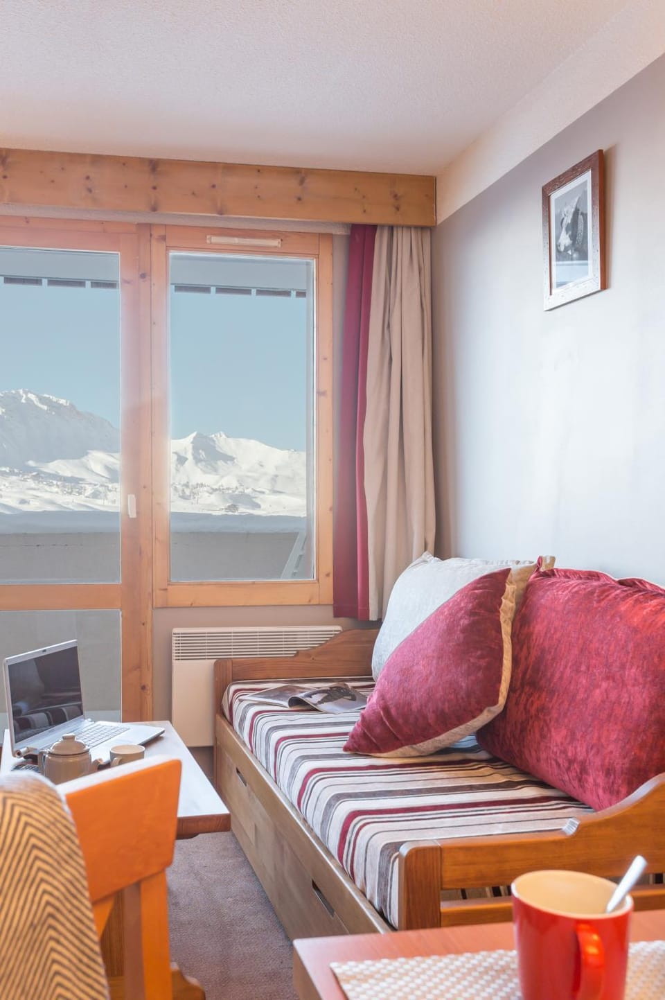 Bed, Natural landscape, TV and multimedia, Living room, Photo of the whole room, Seating area, Bedroom